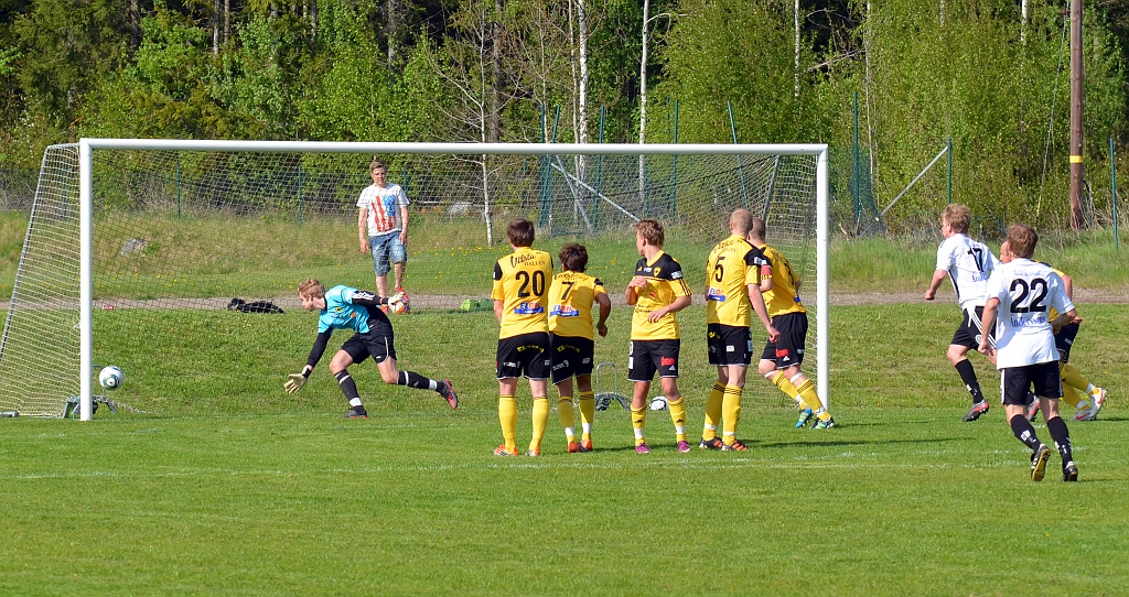 2012_0519_34.JPG - . . . . den här gången har Södra tur, bollen går i stolpen och snett ut på plan