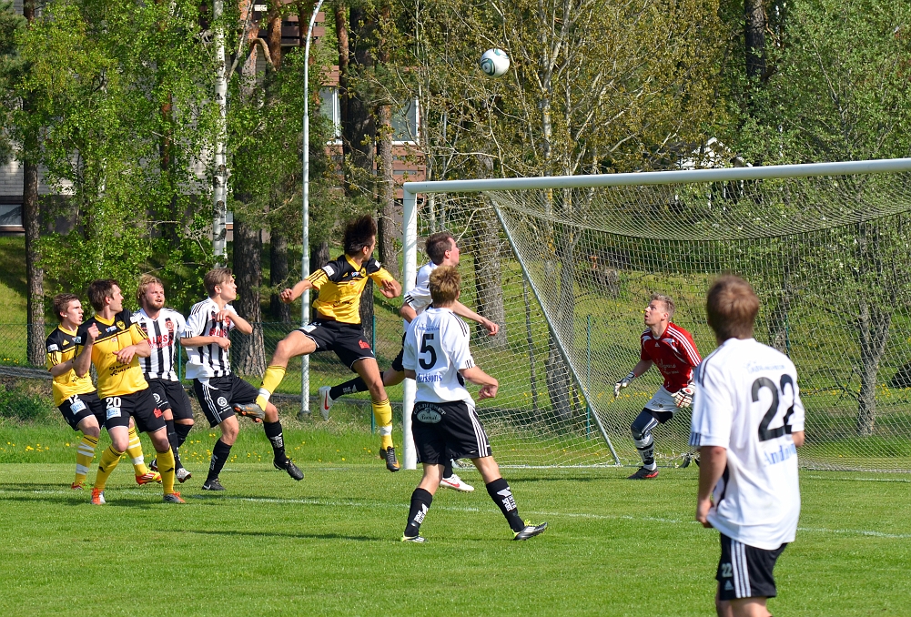 2012_0519_35.JPG - Rio Babovic nickar bollen över mål