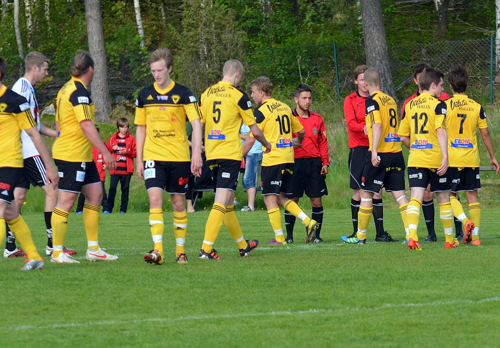 2012_0519_36.JPG - Spelarna tackar domarna efter matchen