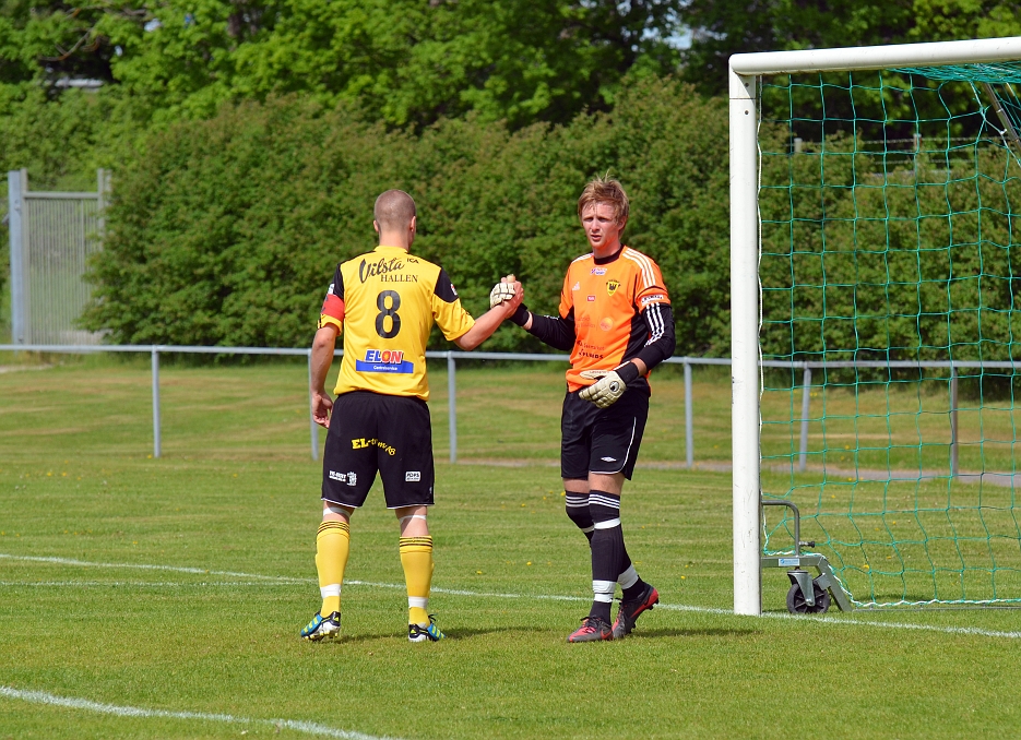 2012_0526_01.JPG - Gustav Gustavsson och Emil Gillberg är redo för match