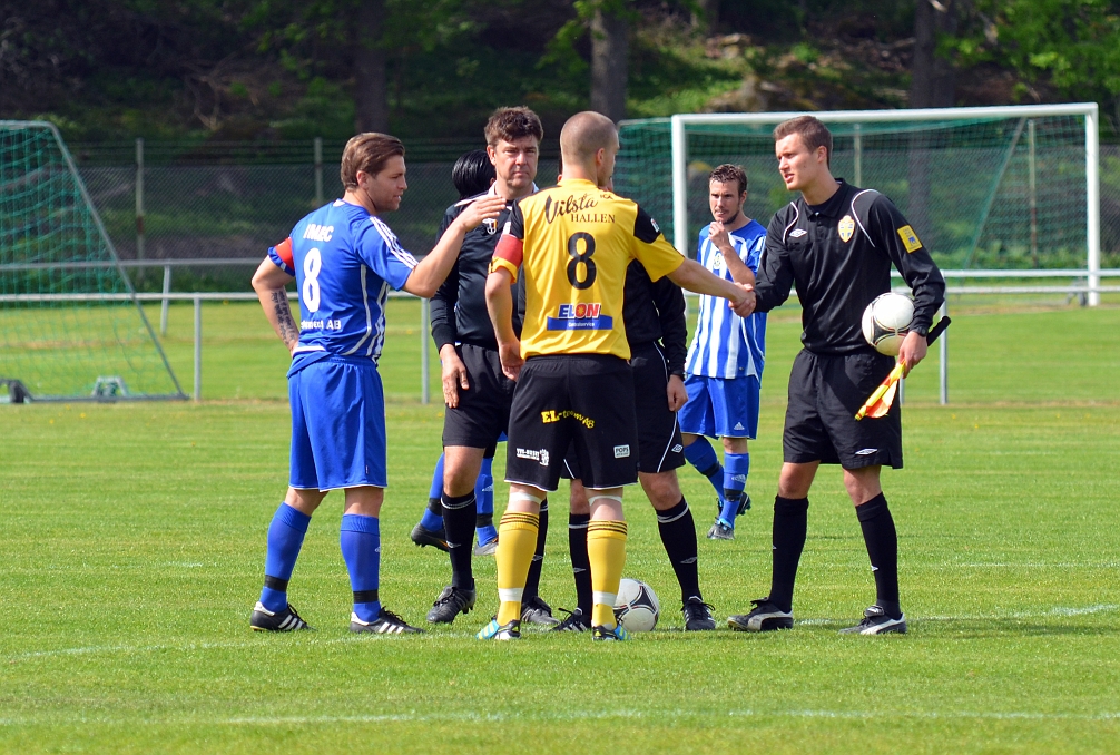 2012_0526_02.JPG - Lagkaptenerna hälsar på domarna