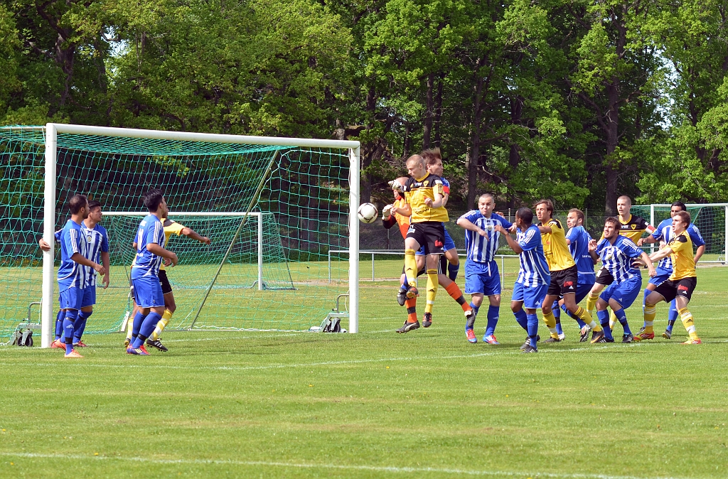 2012_0526_04.JPG - Direkt efter 0-1 målet får Södra en hörna och Filip Stjernfeldt hinner på bollen före målvakten . . . .