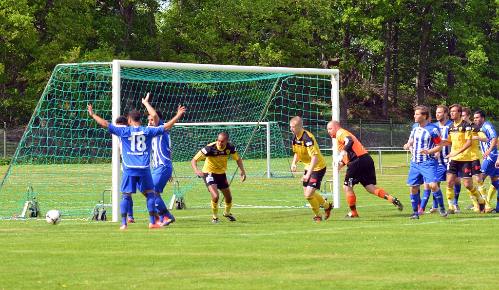 2012_0526_05.JPG - . . . . men bollen går ut över kortlinjen