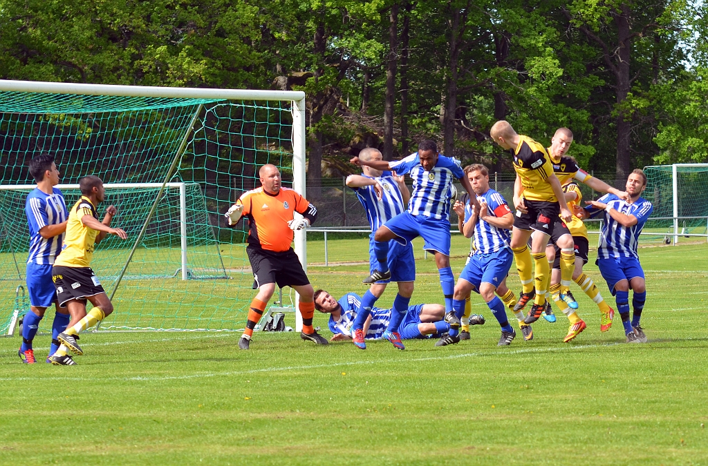 2012_0526_06.JPG - En ny hörna för Södra och flera spelare går mot bollen . . . .