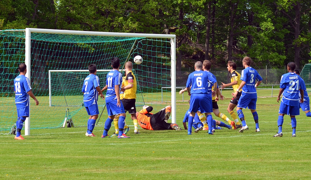 2012_0526_07.JPG - . . . . bollen studsar i marken och är på väg över målvakten . . . .