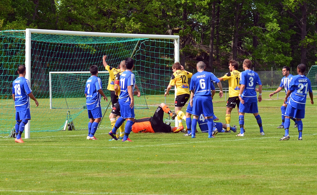 2012_0526_08.JPG - . . . . skymd bakom spelare inne vid mållinjen får David Persson bollen i mål och Södra Har kvitterat till 1-1