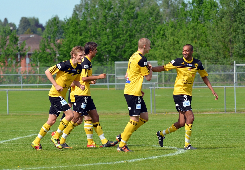 2012_0526_09.JPG - Glada Södraspelare efter en snabb kvittering