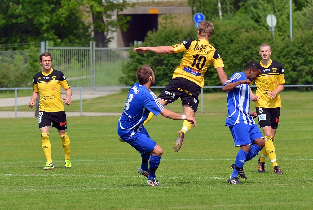 2012_0526_10.JPG - Dervis Grabus får sig en "flygtur" efter en knuff i ryggen