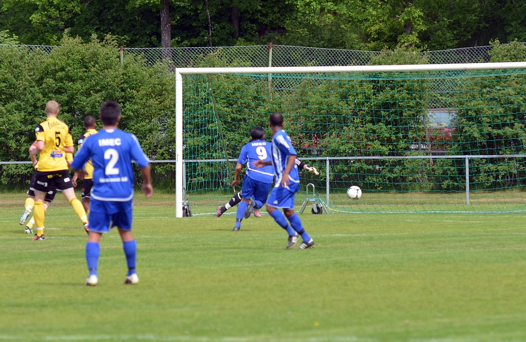 2012_0526_11.JPG - En farlig Odenchans men bollen går utanför stolpen