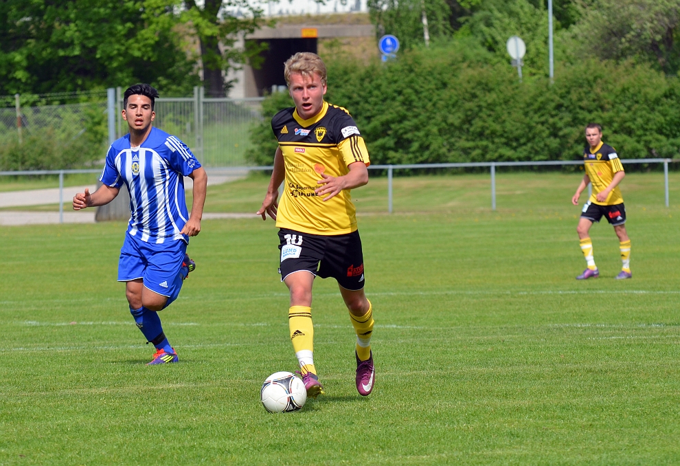 2012_0526_12.JPG - Dervis Grabus tittar var han har sina medspelare