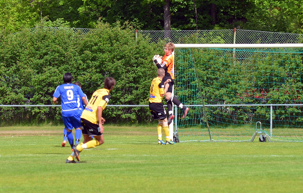 2012_0526_13.JPG - Emil Gillberg går upp och plockar in bollen i famnen