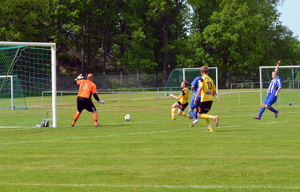2012_0526_14.JPG - Brandon Wade gör en rusch på kanten men bollen rinner över kortlinjen