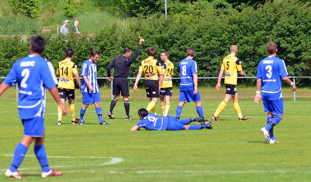 2012_0526_15.JPG - "Putte" Palmqvist har gått lite hårt fram och får ett gult kort