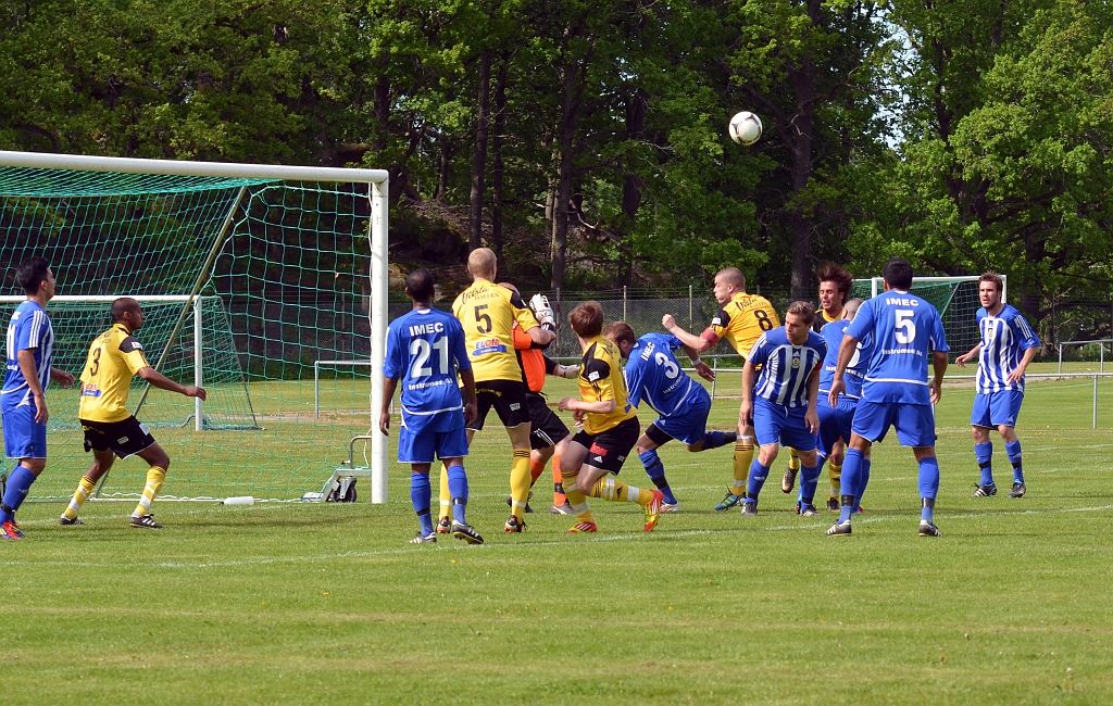 2012_0526_16.JPG - En Södrahörna där Gustav Gustavsson försöker få träff på bollen