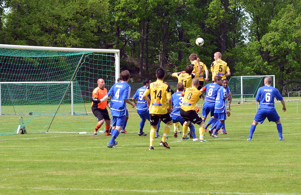 2012_0526_17.JPG - NY hörna för Södra och Filip Stjernfeldt nickar ner bollen . . . .