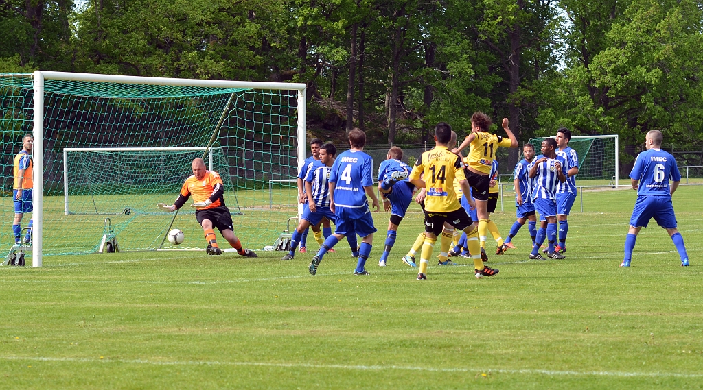 2012_0526_18.JPG - . . . . till Rio Babovic som kan slå in bollen förbi målvakten, 2-1 till Södra