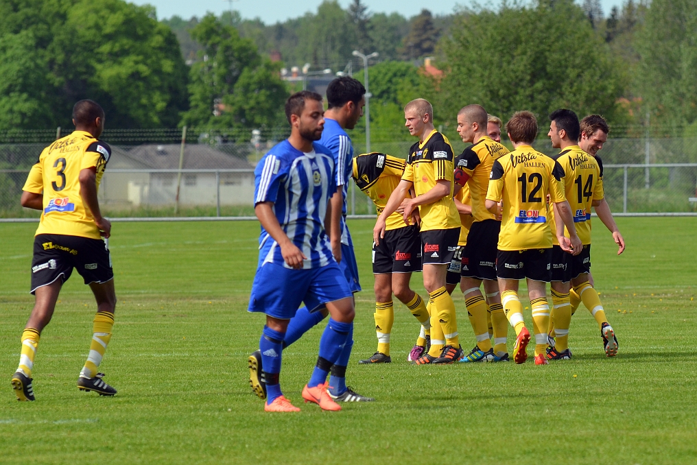 2012_0526_19.JPG - Glada Södraspelare efter ledningsmålet