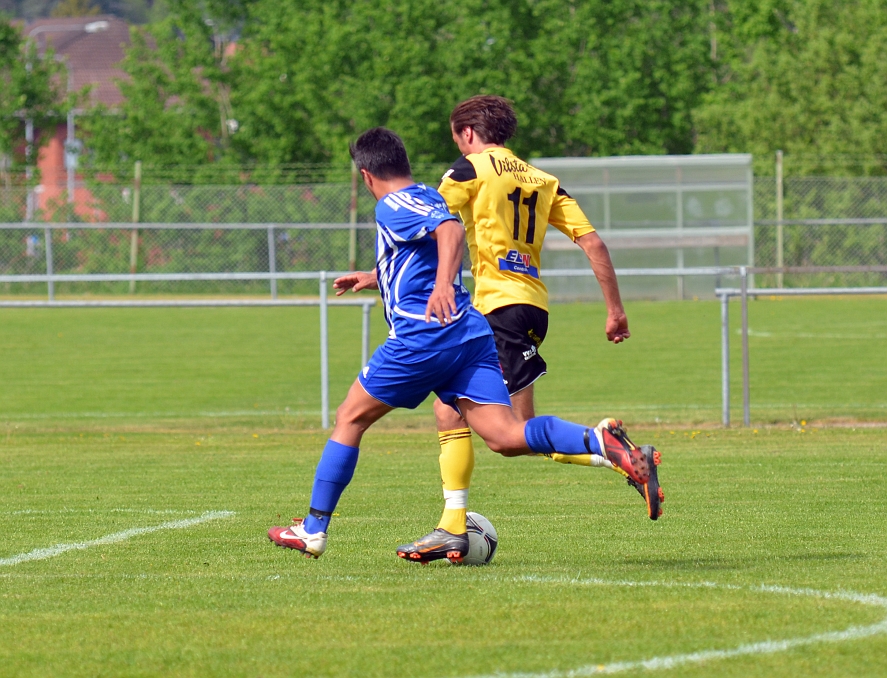 2012_0526_20.JPG - Rio Babovic försöker att ta sig förbi på utsidan av försvararen