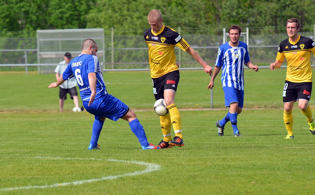 2012_0526_21.JPG - Filip Stjernfeldt vinner ett motlägg och avancerar fram i straffområdet . . . .