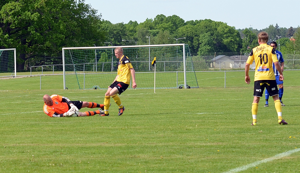 2012_0526_22.JPG - . . . . men får bollen lite för långt ifrån sig och målvakten hinner ut och greppar bollen