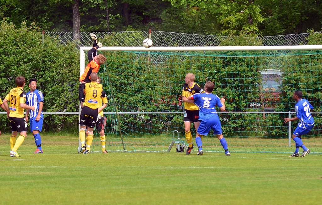 2012_0526_23.JPG - Södra's målvakt Emil Gillberg missar bollen och det blir farligt framför mål men Södraförsvaret får undan bollen