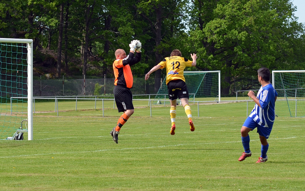 2012_0526_24.JPG - Brandon Wade når inte upp till bollen och målvakten kan ta den