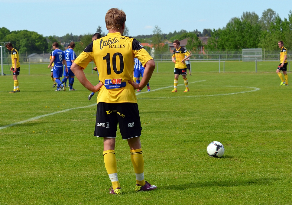 2012_0526_25.JPG - Frispark för Södra och Dervis Grabus väntar på domarens signal . . . .