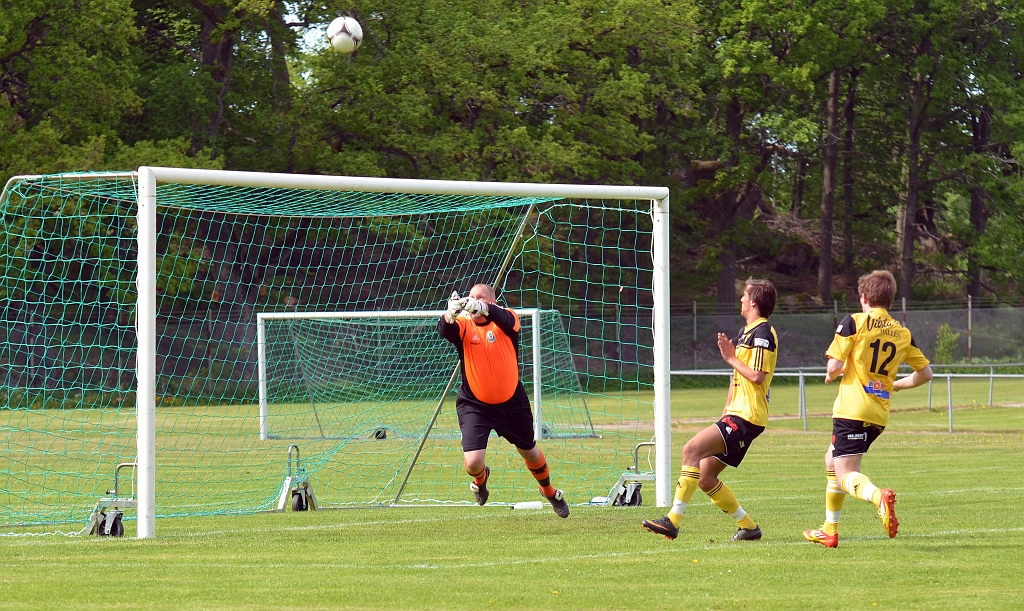 2012_0526_26.JPG - . . . . Odens målvakt boxar undan bollen efter Dervis frispark