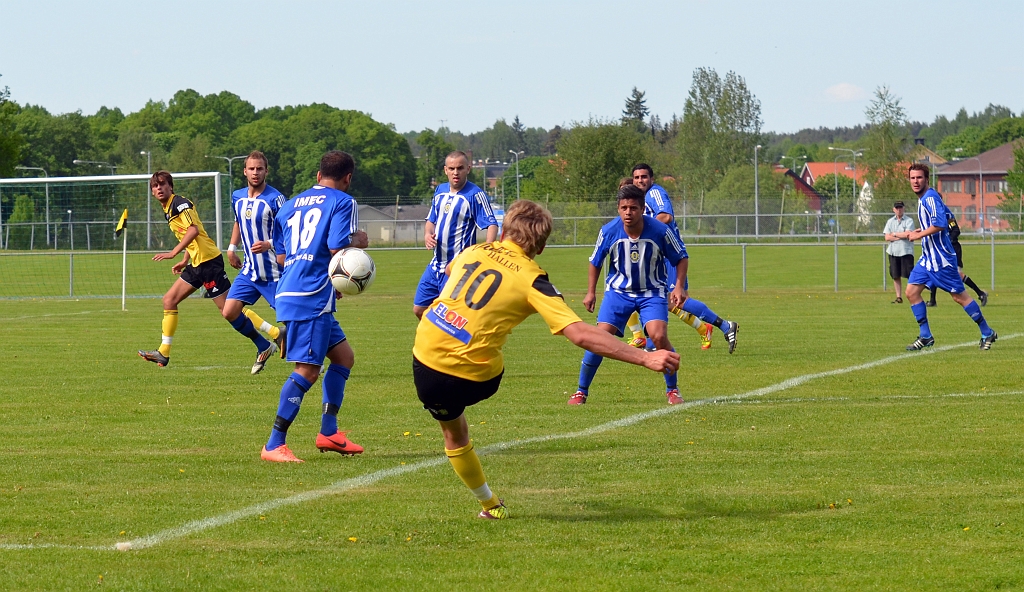 2012_0526_27.JPG - Dervis Grabus försöker att spela in bollen till Rio Babovic