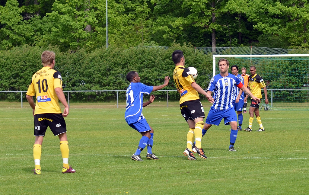 2012_0526_28.JPG - Mergim Bekaj tar ner bollen på bröstet