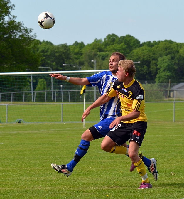 2012_0526_29.JPG - Dervis Grabus i närkamp med en Odenförsvarare