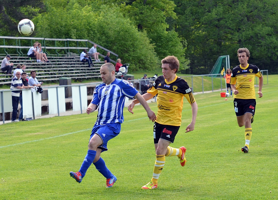 2012_0526_30.JPG - Brandon Wade stressar Odenförsvararen till att spela bollen ut över sidlinjen