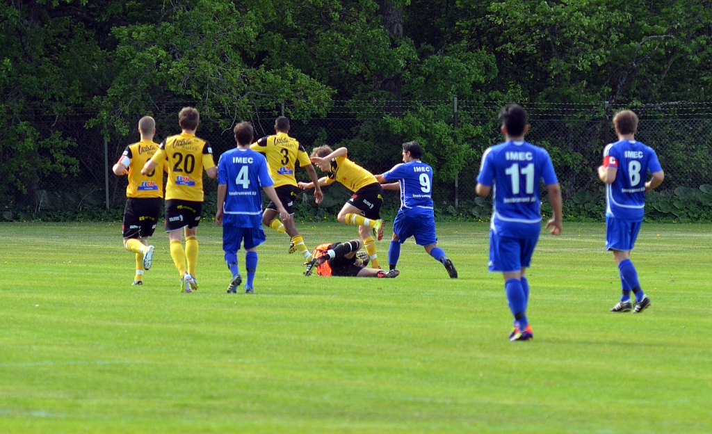 2012_0526_31.JPG - Emil Gillberg kommer ut och greppar bollen