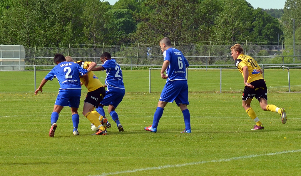 2012_0526_32.JPG - Filip Stjernfeldt är hårt uppvaktad av Odenspelare