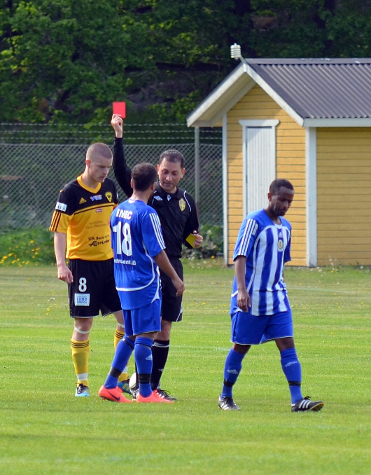 2012_0526_33.JPG - Odenspelaren drar på sig sitt andra gula kort (för avsiktlig hands) och får då ett rött kort