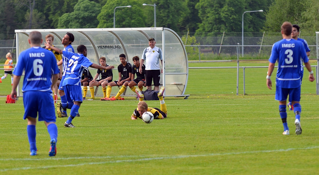 2012_0526_34.JPG - Dervis Grabus blir fälld