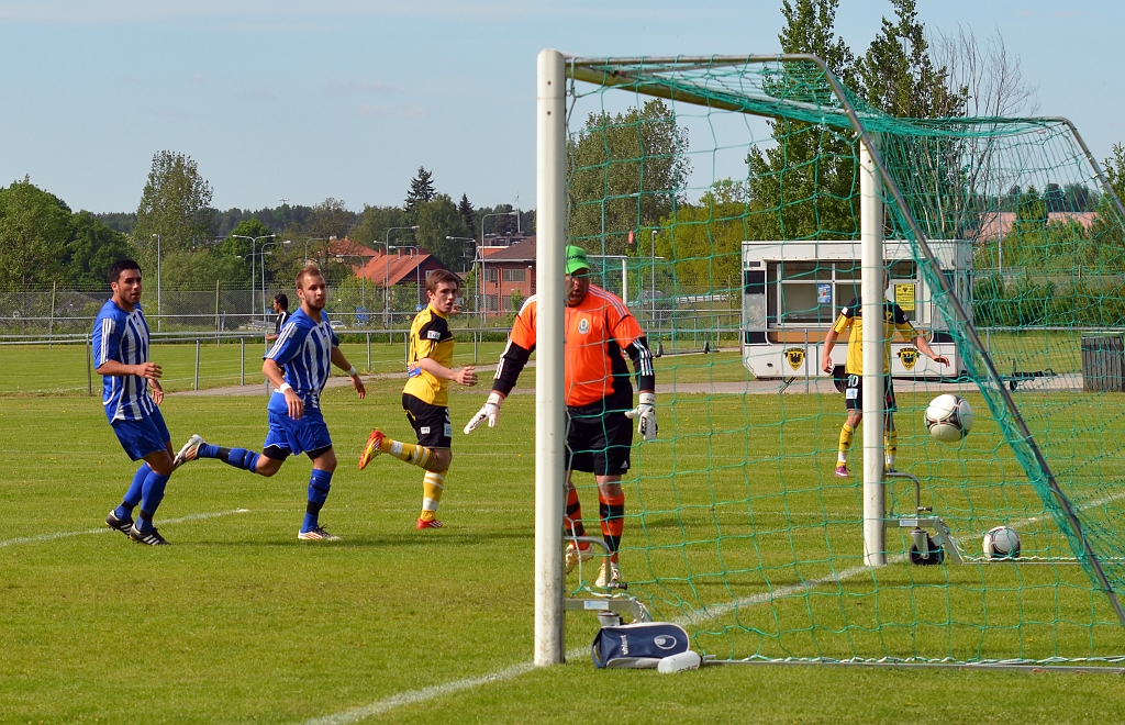 2012_0526_35.JPG - Brandon Wade styr elegant in bollen i mål efter ett inspel från Dennis Jansson, 3-2 till Södra