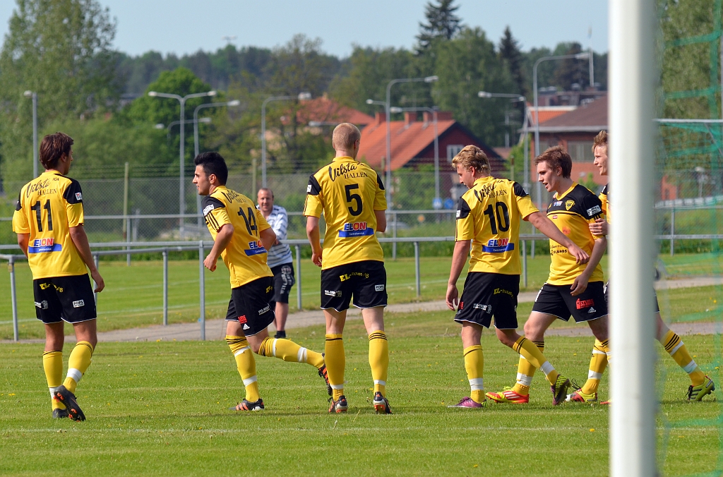 2012_0526_37.JPG - Nöjda Södraspelare efter ledningsmålet