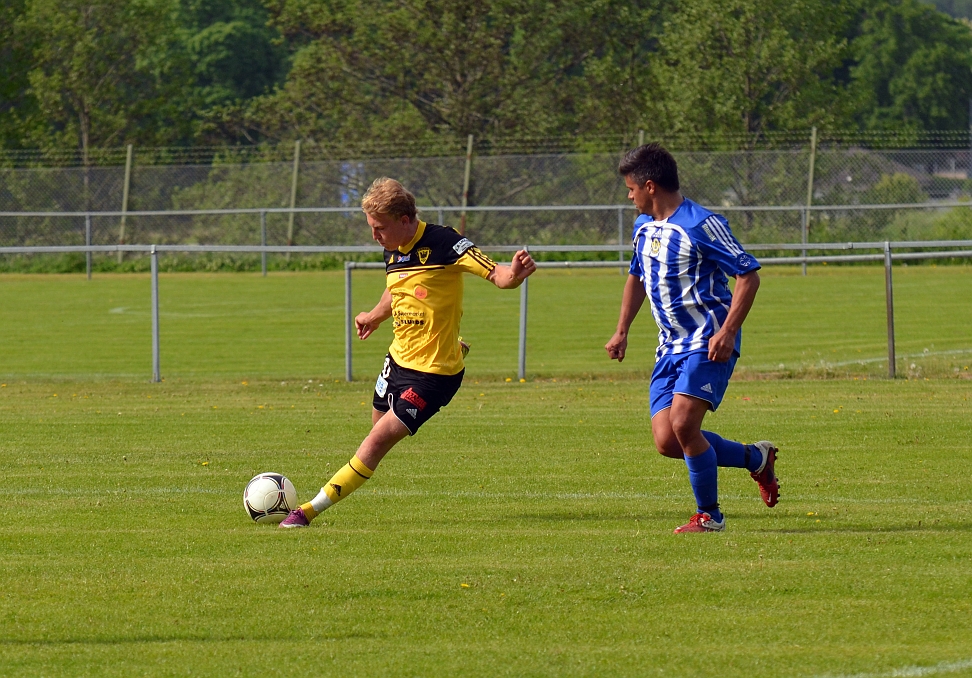 2012_0526_38.JPG - Dervis Grabus går för ett avslut mot mål . . . .