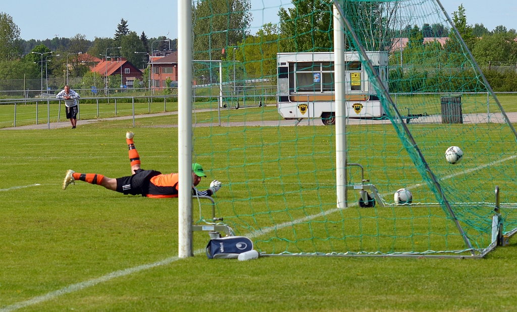 2012_0526_39.JPG - . . . . och bollen går stolpe ut