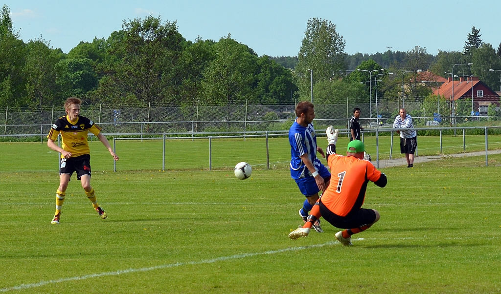 2012_0526_40.JPG - Mergim Bekaj (utanför bild) har skjutit i stolpen och bollen är på vät ut på planen igen