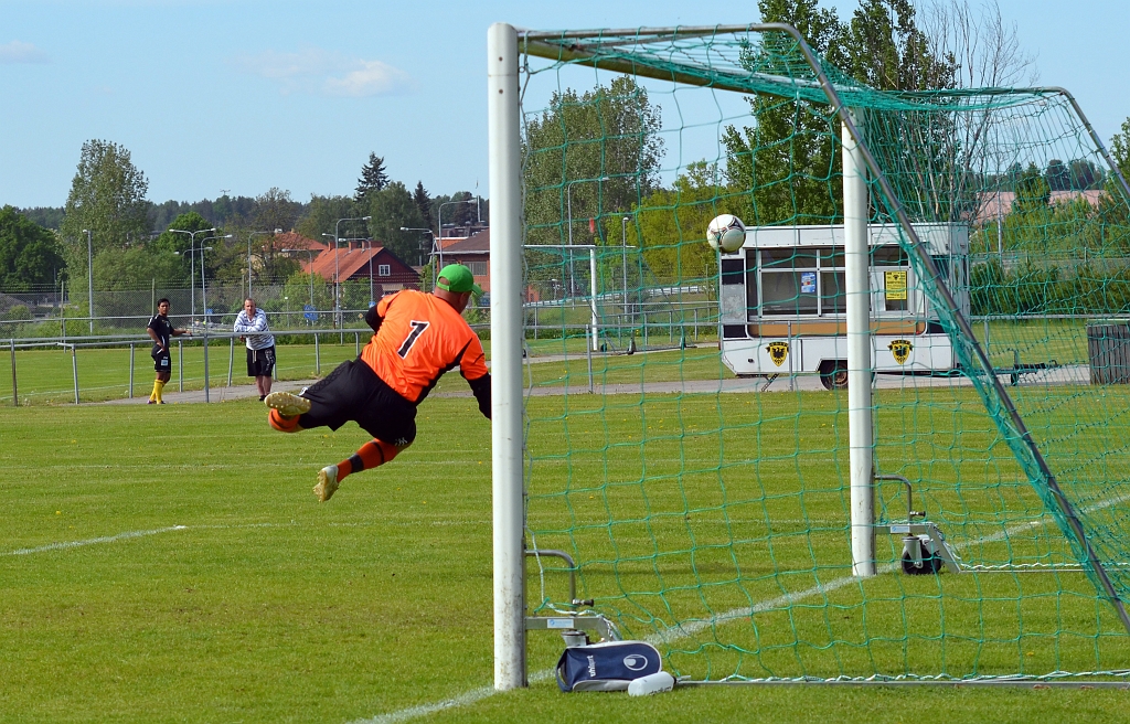 2012_0526_41.JPG - Ytterligare ett distansskott som Odens målvakt gör en fantastisk räddning på