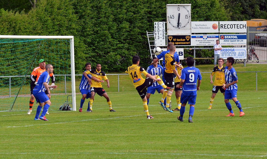 2012_0526_42.JPG - Södra låg på för att avgöra matchen, här efter en hörna