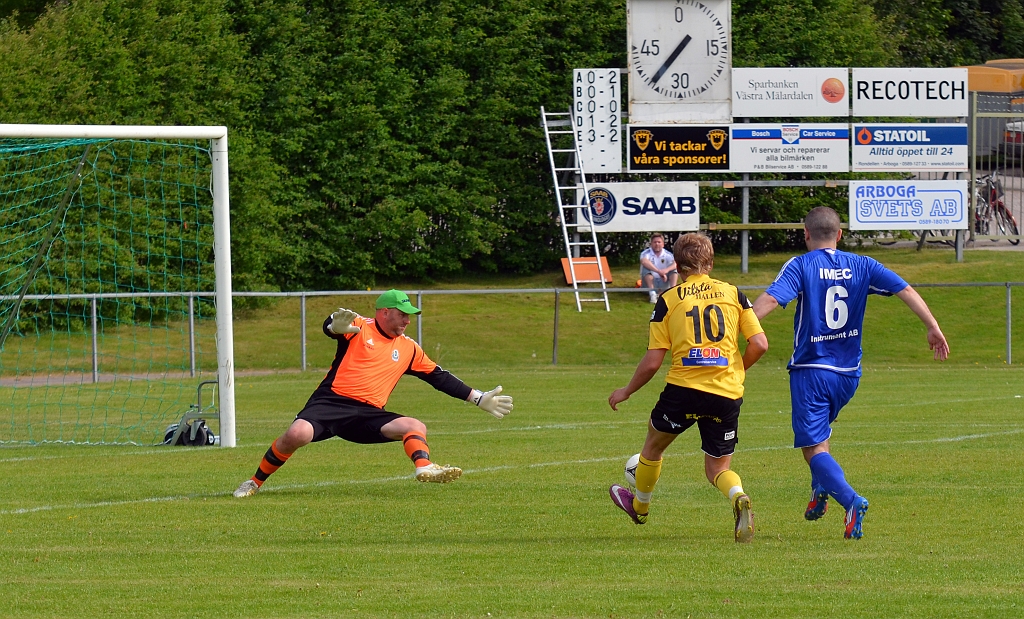 2012_0526_43.JPG - Dervis Grabus kommer igenom men får felträff på bollen och den går utanför målet
