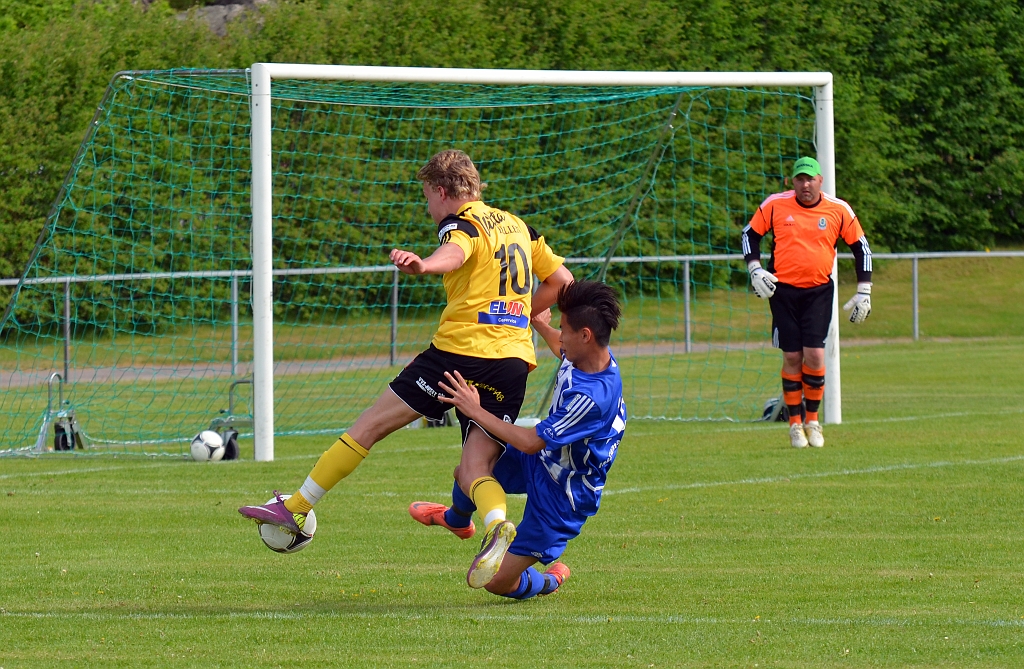 2012_0526_44.JPG - Dervis Grabus fälls innanför straffområdet och Södra får straff . . . .