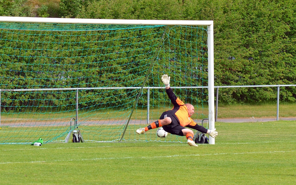 2012_0526_46.JPG - . . . . Rio gör inget misstag utan bollen går i mål och Södra leder med 4-2