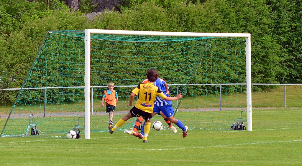 2012_0526_48.JPG - Rio Babovic får ett ypperligt läge framför målet, men får ingen bra träff på bollen