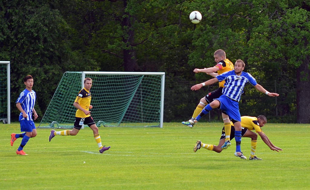 2012_0526_49.JPG - Gustav Gustavsson går upp och nickar undan bollen