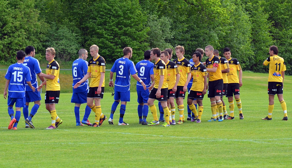 2012_0526_50.JPG - Spelarna tackar varandra efter matchen