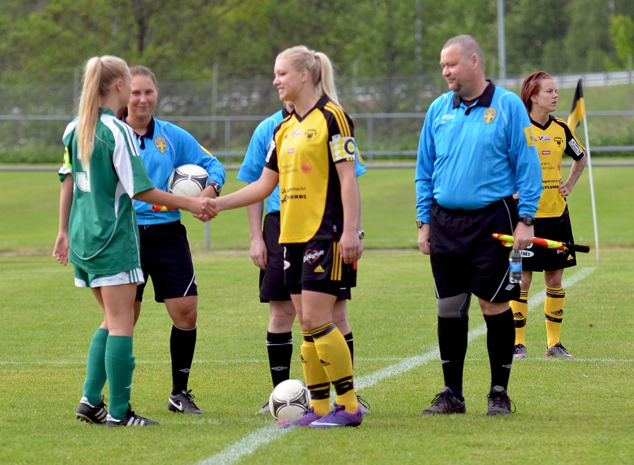 2012_0530_02.JPG - Lagkaptenerna hälsar på varandra